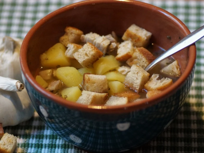 Česnečka se sýrem a krutony