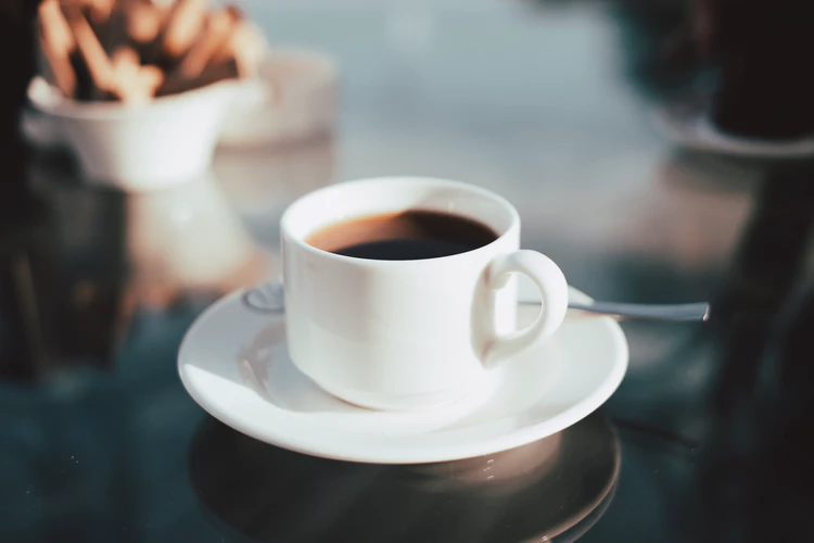 Káva vs čaj: jak si stojí v porovnání?