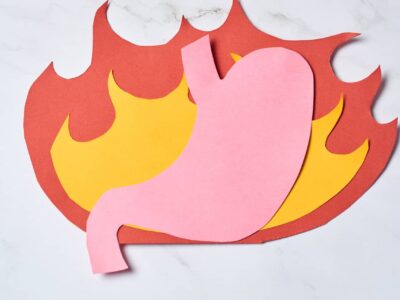Pálení žáhy: Co ho způsobuje, příznaky a jak si od něj rychle ulevit?
